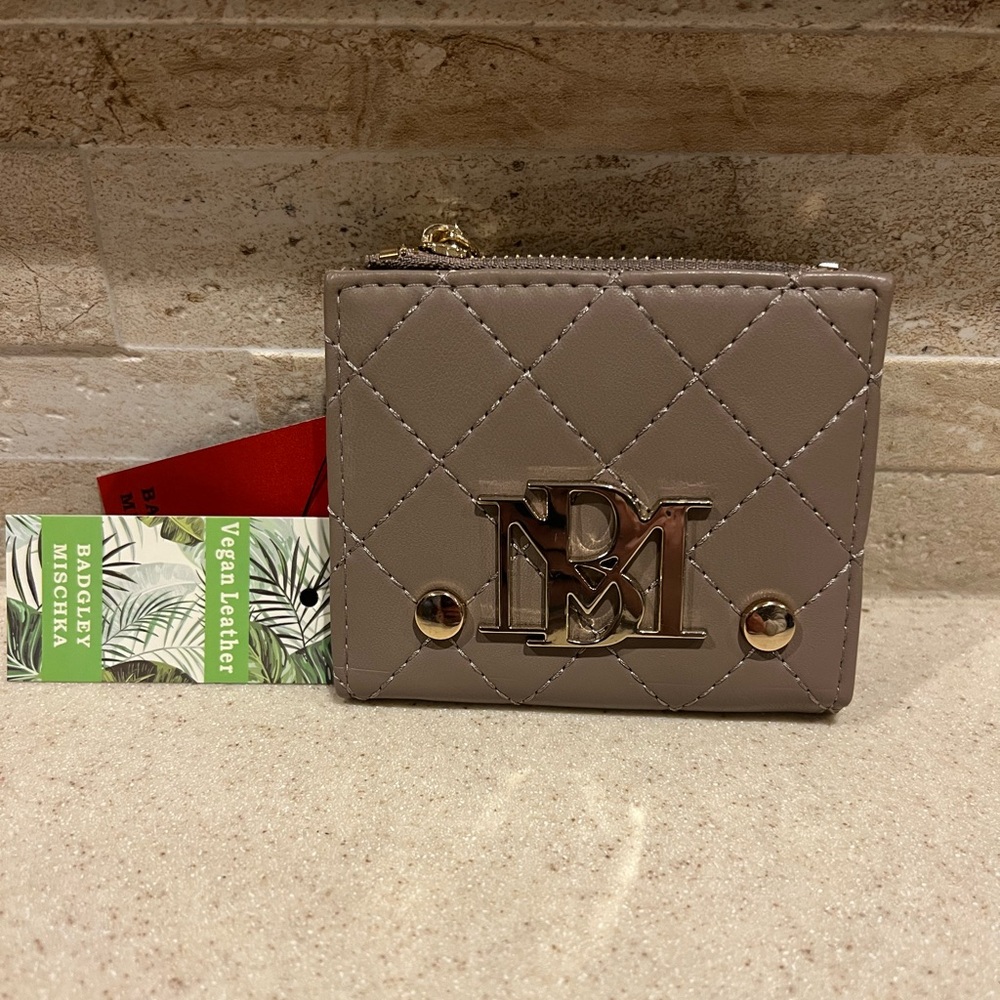 ✨️NWT✨️ Badgley Mischka Taupe Quilted Wallet